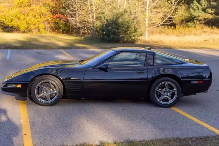 Nếu vụ tai nạn không khiến bạn bận tâm, vì nó dường như không quá nghiêm trọng, thì những vấn đề còn lại không quá lớn. Chiếc Chevy Corvette ZR1 C4 này đã được bảo dưỡng vào năm 2024, thay dầu động cơ và lọc dầu, và cũng đã được bảo dưỡng vào năm 2021.