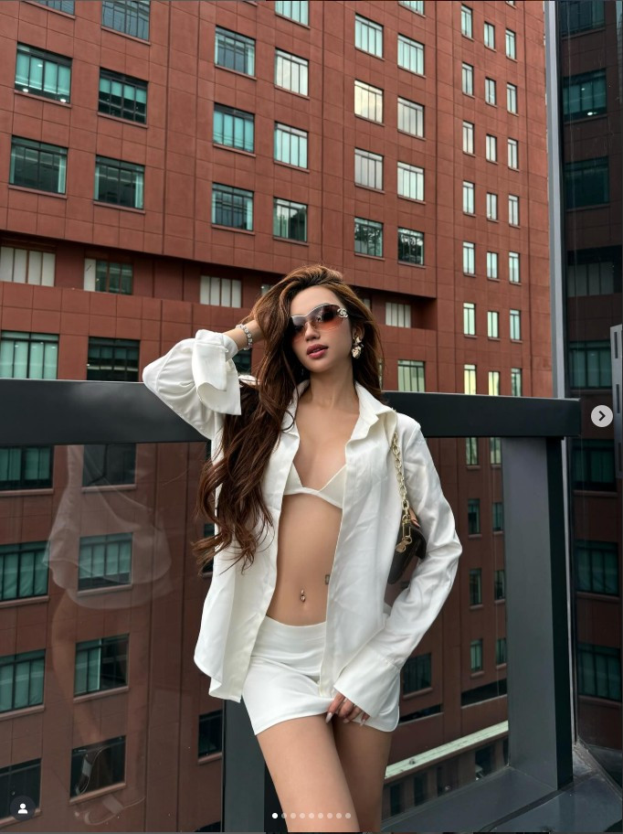 Những bức ảnh cô chụp tại các resort cao cấp, trên du thuyền sang trọng ở biển, hay trong không gian quán bar sôi động, đều minh chứng cho một phong cách sống đẳng cấp, một biểu tượng của sự tự do và phóng khoáng.