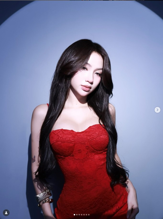 Thoạt nhìn, điều đầu tiên thu hút ở Quỳnh Như chính là ngoại hình nổi bật. Cô sở hữu một vóc dáng chuẩn mực, những đường cong gợi cảm được tôn lên qua từng khung hình.