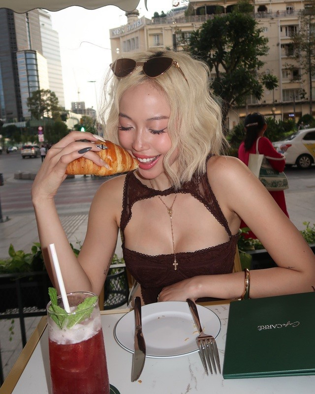 Người hâm mộ được chiêm ngưỡng những khoảnh khắc giản dị, gần gũi như những buổi cà phê sáng, nấu ăn ở nhà, những chuyến du lịch cùng bạn bè, hay các buổi tập luyện giữ dáng.