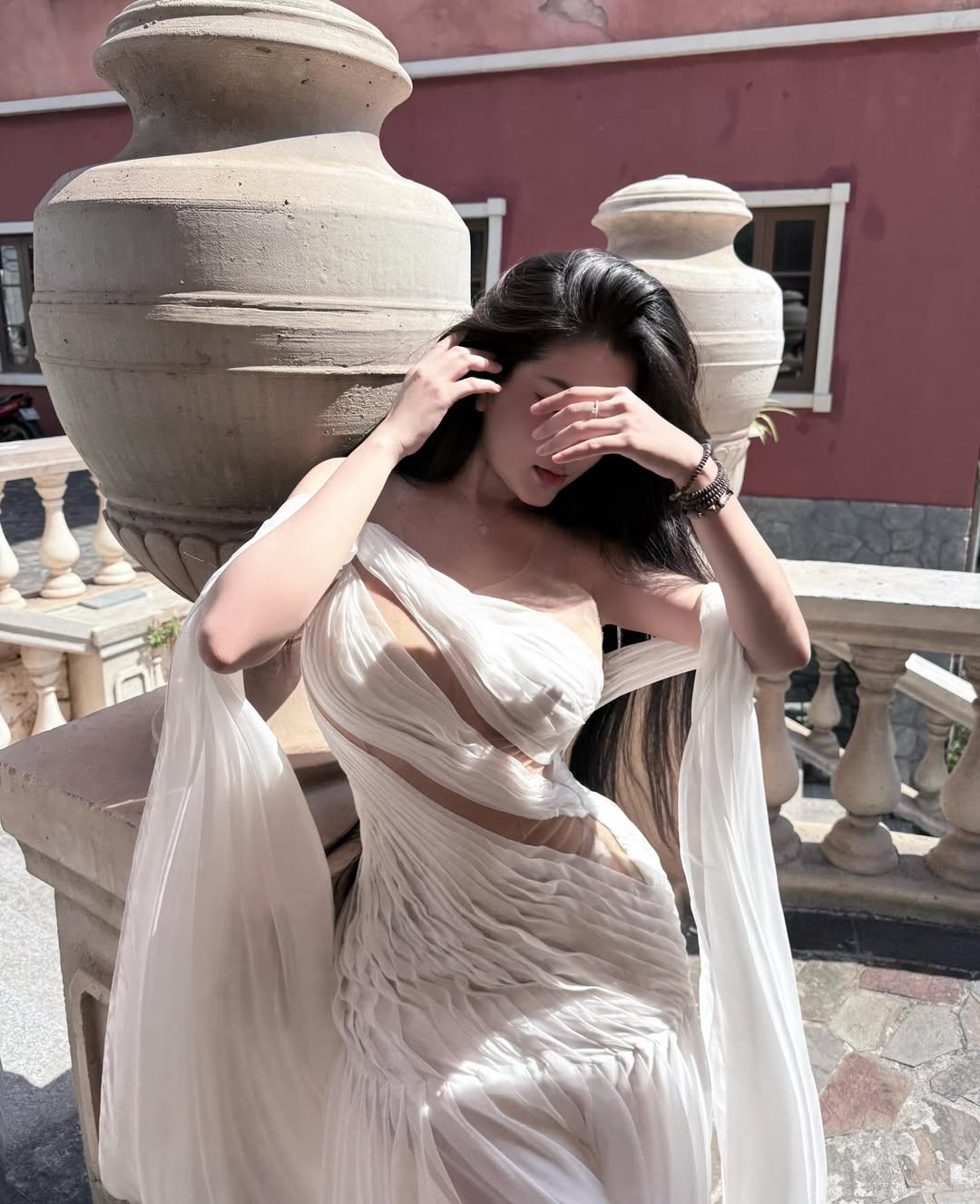 Dù trang điểm nhẹ nhàng hay sắc sảo, Võ Ngọc Trân vẫn giữ được vẻ đẹp riêng, vừa hiện đại vừa có chút cổ điển, rất hợp với phong cách thời trang cao cấp.