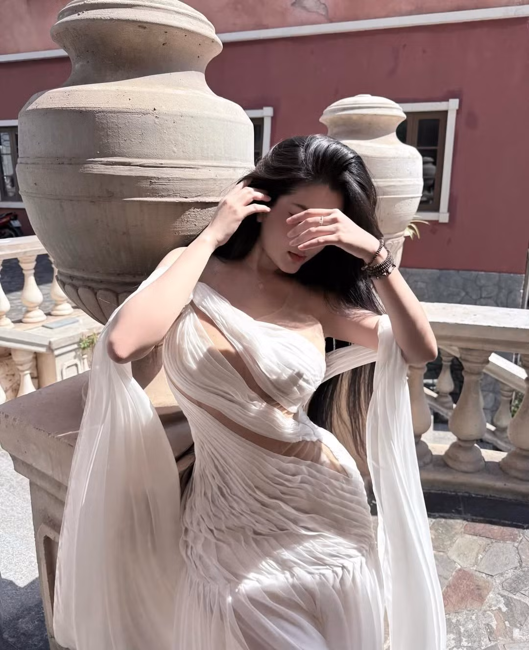 Dù trang điểm nhẹ nhàng hay sắc sảo, Võ Ngọc Trân vẫn giữ được vẻ đẹp riêng, vừa hiện đại vừa có chút cổ điển, rất hợp với phong cách thời trang cao cấp.