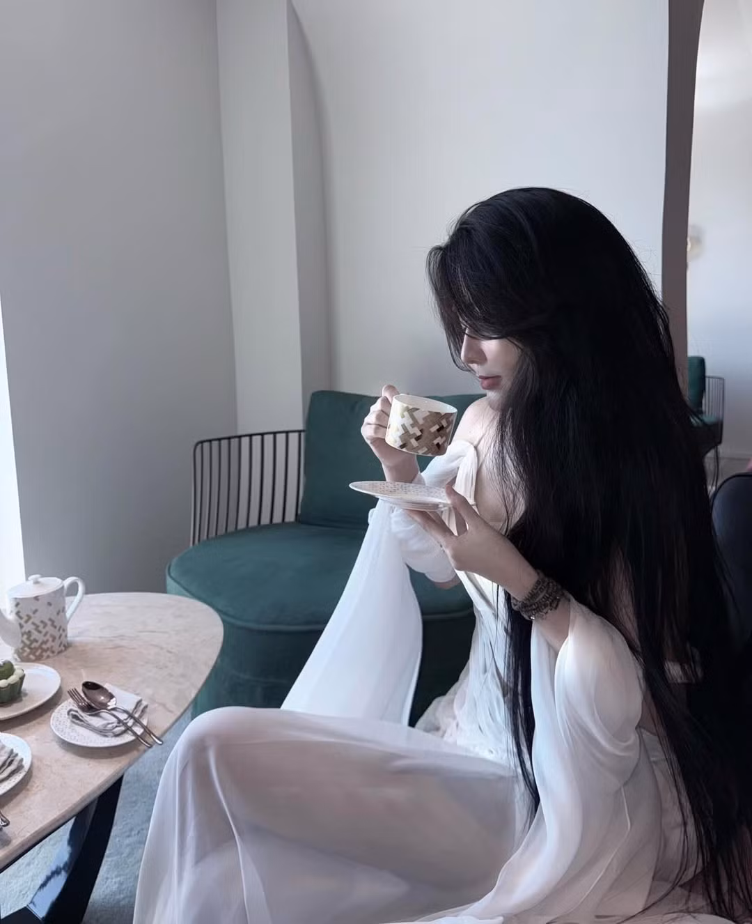 Võ Ngọc Trân được biết đến là một trong những hot girl đời đầu của Sài thành, sở hữu lượng người hâm mộ đông đảo trên mạng xã hội. Không chỉ dừng lại ở danh xưng hot girl, cô từng bước mở rộng hoạt động nghệ thuật với vai trò người mẫu ảnh, KOL và tham gia một số dự án phim điện ảnh, truyền hình.