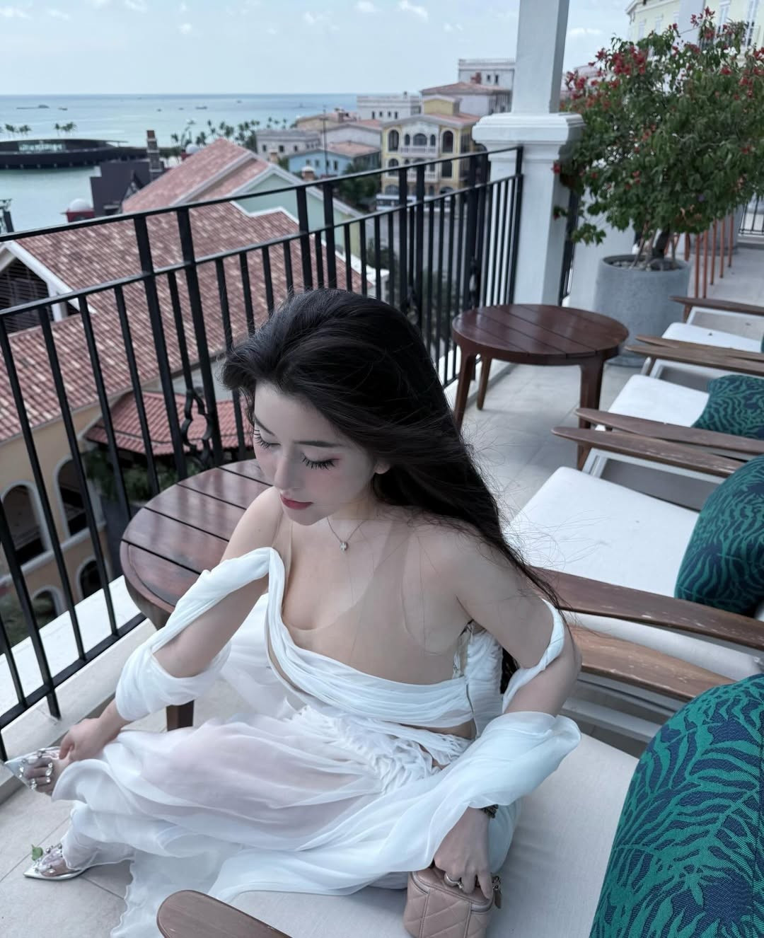 Sự nghiêm túc trong công việc cùng tinh thần cầu tiến giúp Võ Ngọc Trân dần khẳng định vị trí riêng trong làng giải trí, thoát khỏi hình ảnh “hot girl mạng” đơn thuần.