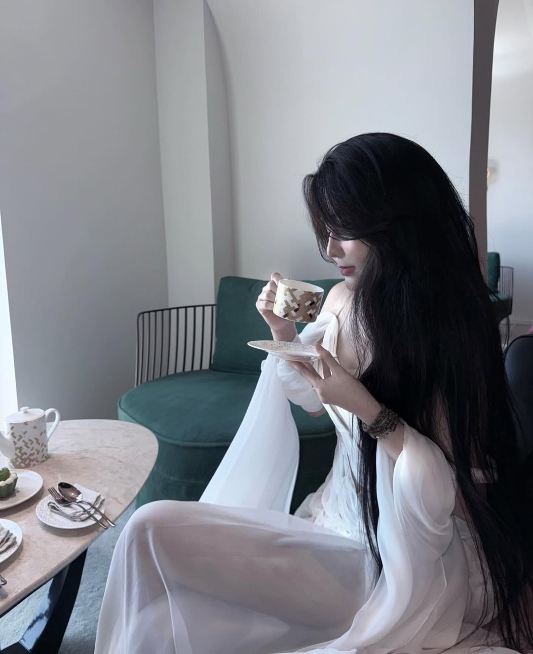 Võ Ngọc Trân được biết đến là một trong những hot girl đời đầu của Sài thành, sở hữu lượng người hâm mộ đông đảo trên mạng xã hội. Không chỉ dừng lại ở danh xưng hot girl, cô từng bước mở rộng hoạt động nghệ thuật với vai trò người mẫu ảnh, KOL và tham gia một số dự án phim điện ảnh, truyền hình.