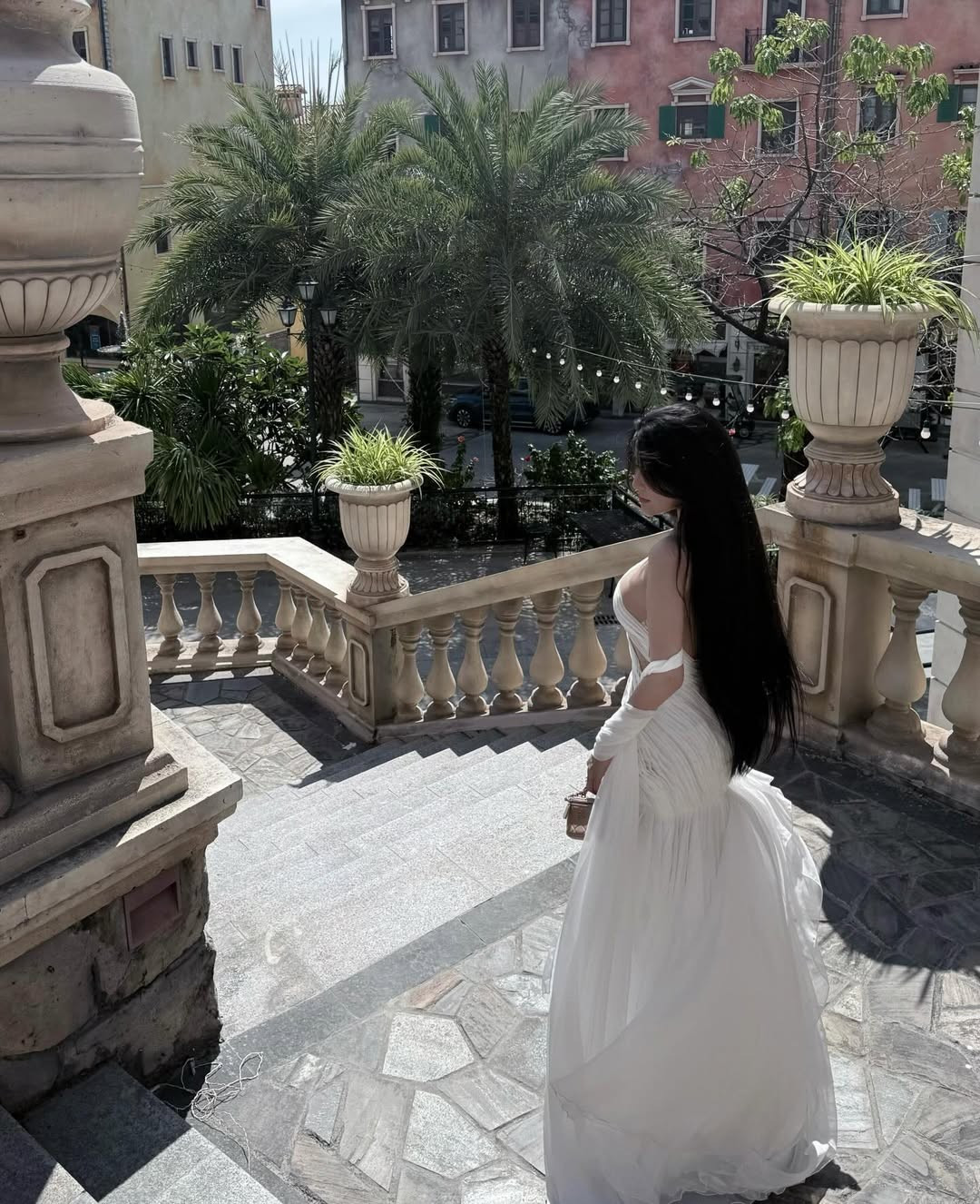 Ngoài công việc nghệ thuật, cuộc sống đời thường của Võ Ngọc Trân cũng nhận được nhiều sự quan tâm. Cô thường xuyên chia sẻ hình ảnh du lịch, tập luyện thể thao và chăm sóc bản thân, truyền cảm hứng về lối sống tích cực, yêu bản thân và không ngừng hoàn thiện chính mình.