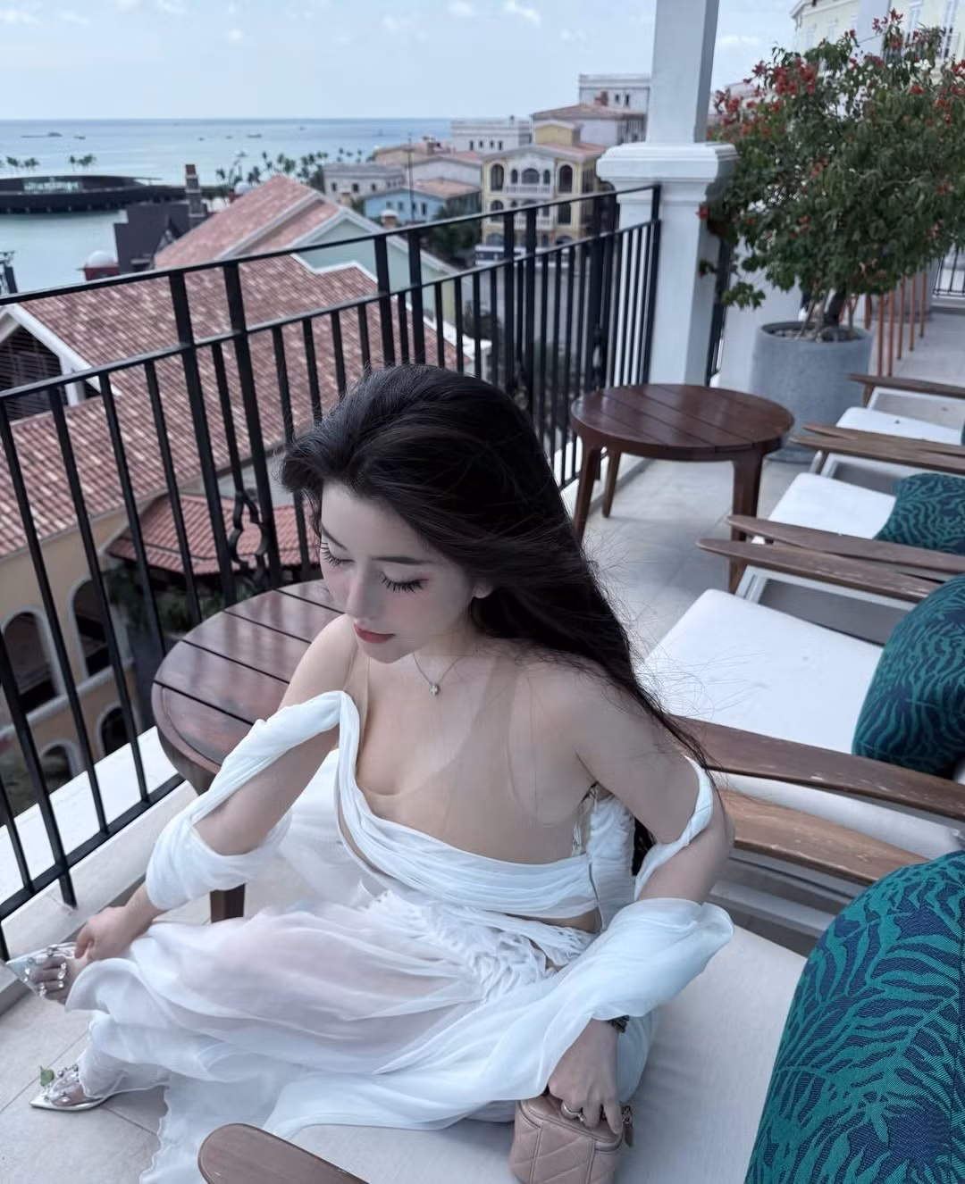 Sự nghiêm túc trong công việc cùng tinh thần cầu tiến giúp Võ Ngọc Trân dần khẳng định vị trí riêng trong làng giải trí, thoát khỏi hình ảnh “hot girl mạng” đơn thuần.