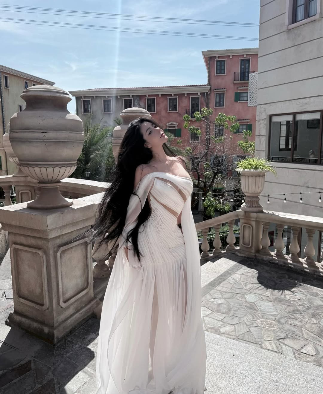 Ở loạt khung hình toàn thân, sắc vóc thon gọn của Võ Ngọc Trân được phô diễn trọn vẹn. Vòng eo nhỏ nhắn, bờ vai thanh mảnh cùng tỷ lệ cơ thể cân đối giúp cô nổi bật dù không cần tạo dáng cầu kỳ.