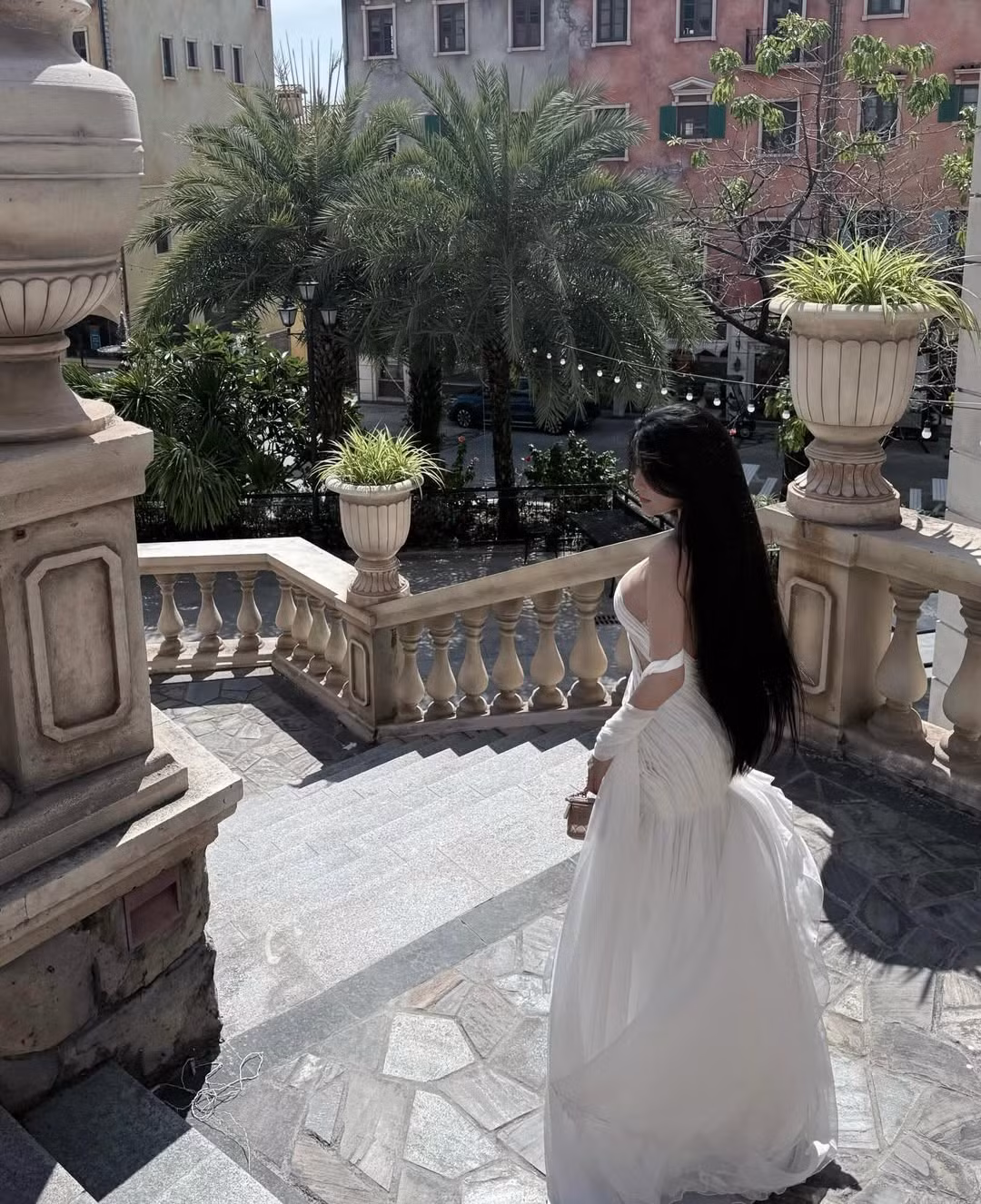 Ngoài công việc nghệ thuật, cuộc sống đời thường của Võ Ngọc Trân cũng nhận được nhiều sự quan tâm. Cô thường xuyên chia sẻ hình ảnh du lịch, tập luyện thể thao và chăm sóc bản thân, truyền cảm hứng về lối sống tích cực, yêu bản thân và không ngừng hoàn thiện chính mình.