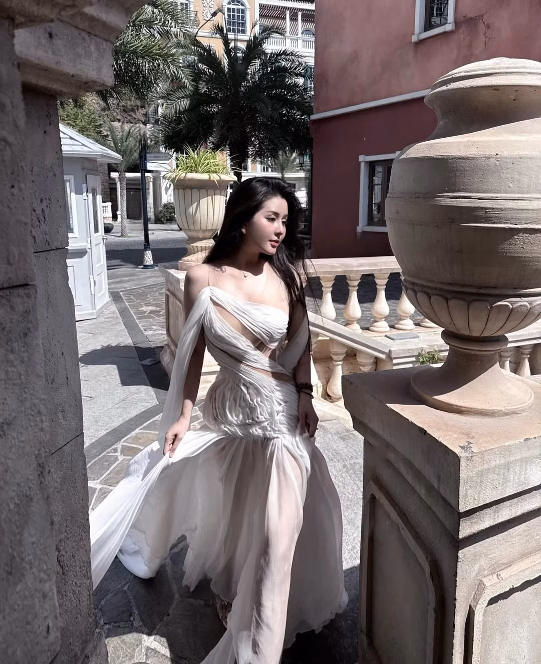 Bên cạnh vóc dáng, gương mặt xinh đẹp của “đệ nhất hot girl Sài thành” cũng là điểm khiến công chúng không thể rời mắt. Các đường nét hài hòa, sống mũi cao, đôi mắt sâu cùng làn da mịn màng giúp cô luôn nổi bật trước ống kính.