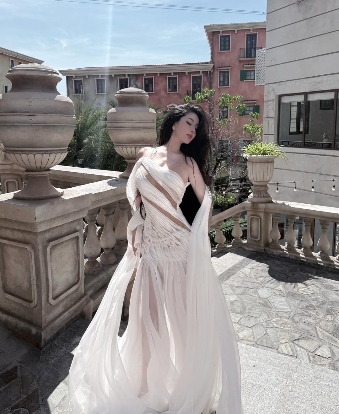 Chỉ cần những khoảnh khắc thả dáng tự nhiên, Võ Ngọc Trân đã đủ khiến người xem “đứng hình” bởi thần thái cuốn hút và nhan sắc ngày càng thăng hạng.