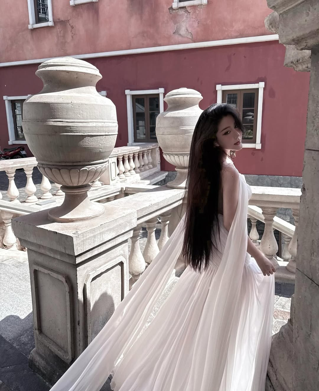 Chất liệu voan mỏng nhẹ, uyển chuyển theo từng bước di chuyển càng làm tăng cảm giác mềm mại, nữ tính nhưng vẫn rất gợi cảm – đúng tinh thần mà Võ Ngọc Trân theo đuổi trong những năm gần đây.