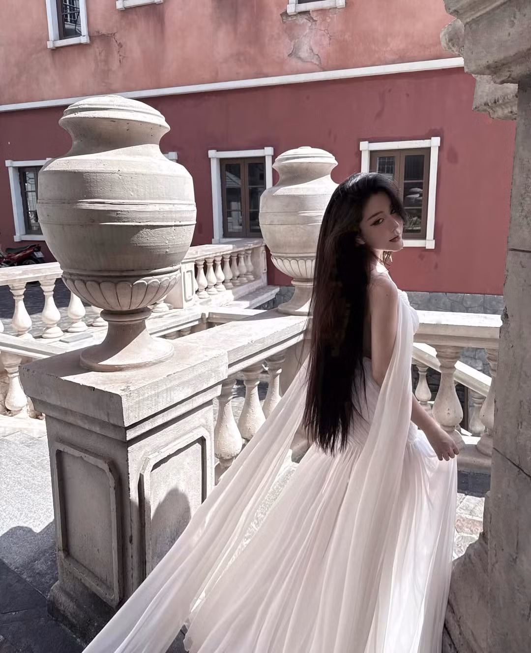 Chất liệu voan mỏng nhẹ, uyển chuyển theo từng bước di chuyển càng làm tăng cảm giác mềm mại, nữ tính nhưng vẫn rất gợi cảm – đúng tinh thần mà Võ Ngọc Trân theo đuổi trong những năm gần đây.