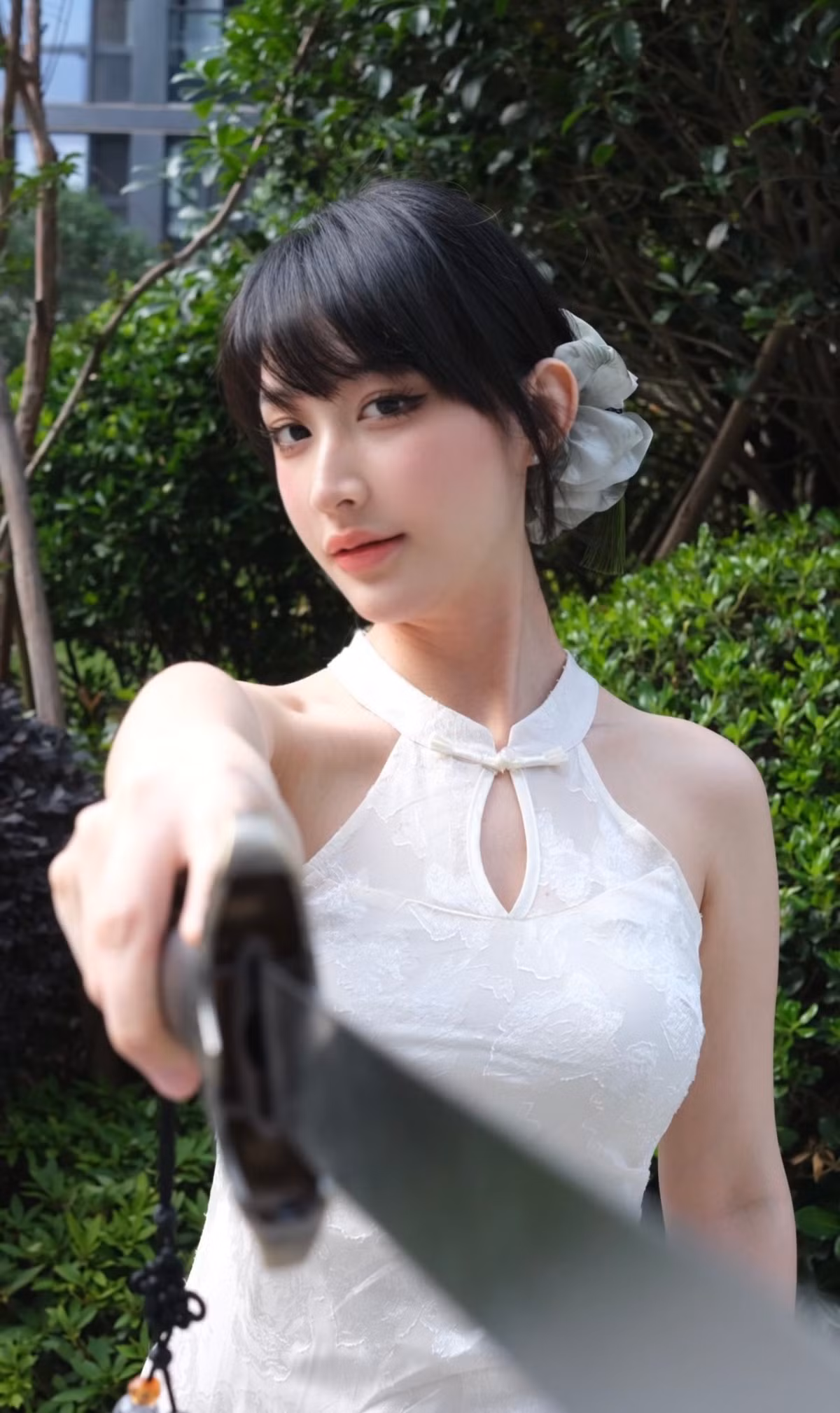 Đao Muội bắt đầu hành trình trên mạng xã hội với những clip cover nhạc nhẹ nhàng, mộc mạc đăng rải rác trên Douyin. Ít ai ngờ rằng, chỉ sau một thời gian ngắn, cô gái mê đàn năm nào lại có cú "rẽ ngang" đầy táo bạo khi chuyển sang stream tựa game Liên minh huyền thoại và bất ngờ bùng nổ.