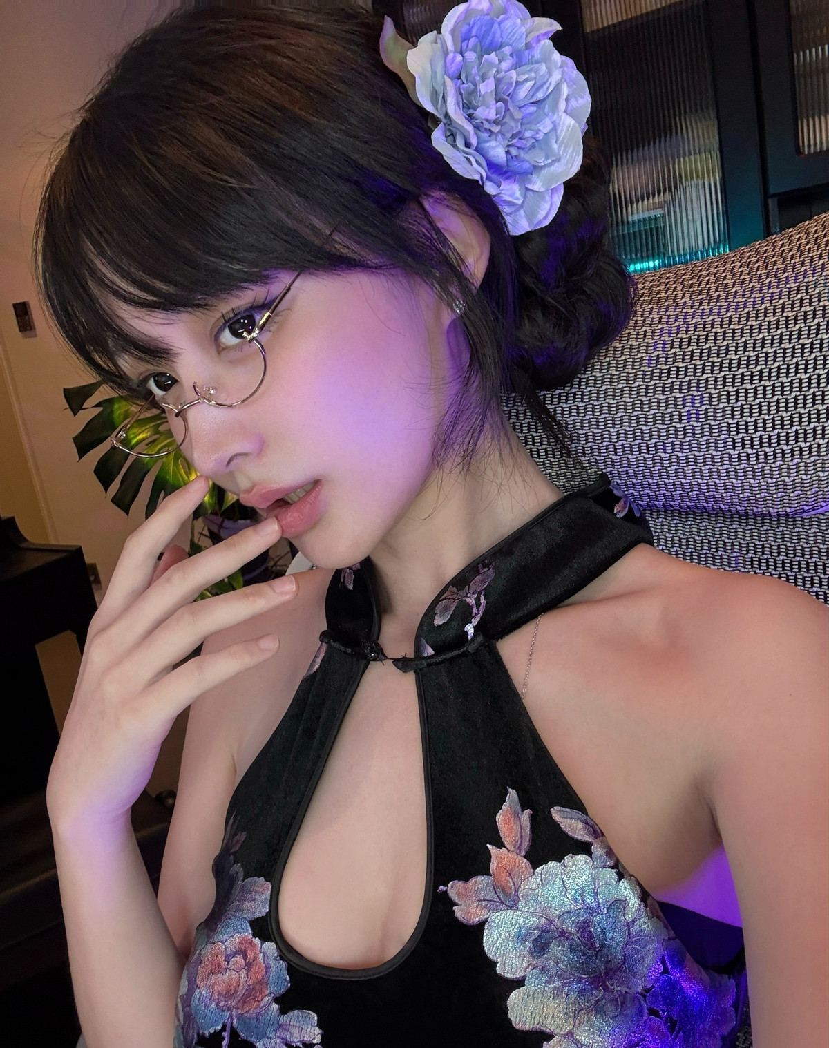 Phong cách chơi của nữ streamer Trung Quốc này không chỉ đẹp mắt mà còn giàu tính giải trí, đầy kịch tính và cảm xúc – thứ mà bất kỳ người xem nào cũng mong chờ ở một streamer thực thụ.