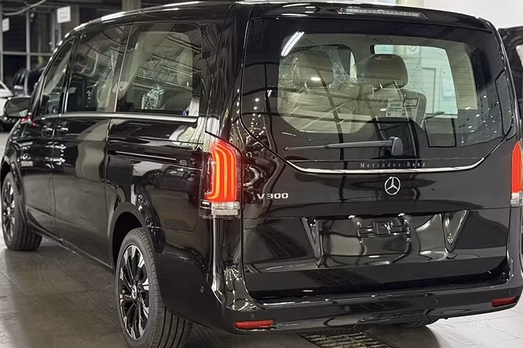 So với phiên bản trước, giá khởi điểm của V-Class 2025 cao hơn khoảng nửa tỷ đồng. V 250 Luxury bản cũ trước đó có giá 2,845 tỷ đồng, trong khi bản tiêu chuẩn mới đã nâng cấp lên V 300 Avantgarde. Như vậy, ngay từ phiên bản thấp nhất, khách hàng đã tiếp cận một cấu hình cao cấp hơn, cả về trang bị lẫn vận hành.