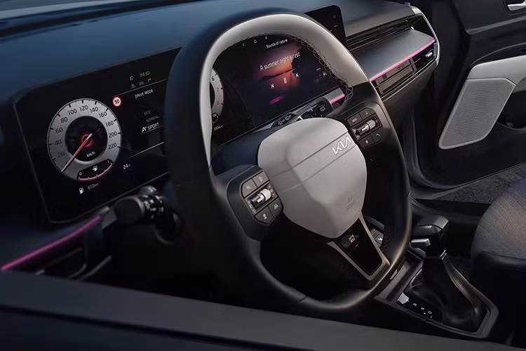 Trang bị tiêu chuẩn của Stonic 2026 được đánh giá là khá toàn diện. Màn hình cảm ứng 12,3 inch tích hợp định vị, Apple CarPlay và Android Auto, đèn LED, kiểm soát hành trình, hỗ trợ giữ làn, camera lùi...