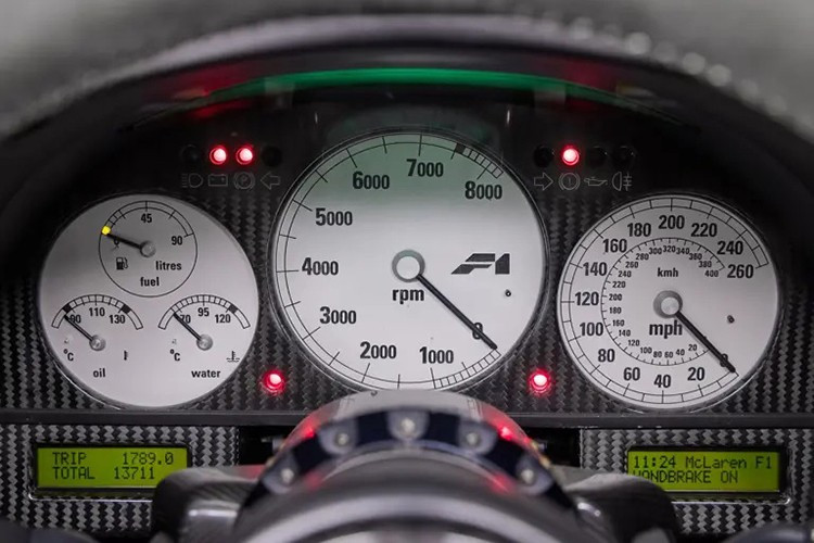 Tuy nhiên F1 phiên bản GTR có sự thay đổi nhẹ và nhanh chóng chiến thắng ngay lần đầu tham gia 24 Hours of Le Mans năm 1995. Đội ngũ tay đua gồm: Yannick Dalmas, Masanori Sekiya, và JJ Lehto đã đưa chiếc xe số 59 do Lanzante điều hành và Ueno Clinic tài trợ về vị trí đầu tiên, dẫn đầu kết quả đáng kinh ngạc 1-3-4-5 của McLaren.