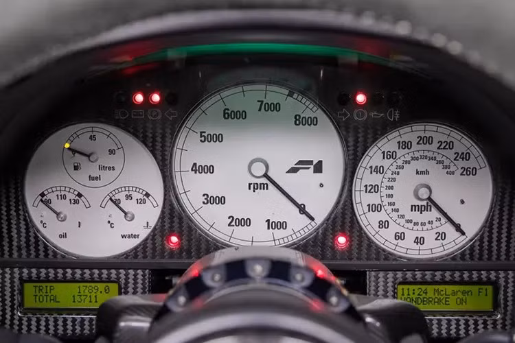 Tuy nhiên F1 phiên bản GTR có sự thay đổi nhẹ và nhanh chóng chiến thắng ngay lần đầu tham gia 24 Hours of Le Mans năm 1995. Đội ngũ tay đua gồm: Yannick Dalmas, Masanori Sekiya, và JJ Lehto đã đưa chiếc xe số 59 do Lanzante điều hành và Ueno Clinic tài trợ về vị trí đầu tiên, dẫn đầu kết quả đáng kinh ngạc 1-3-4-5 của McLaren.