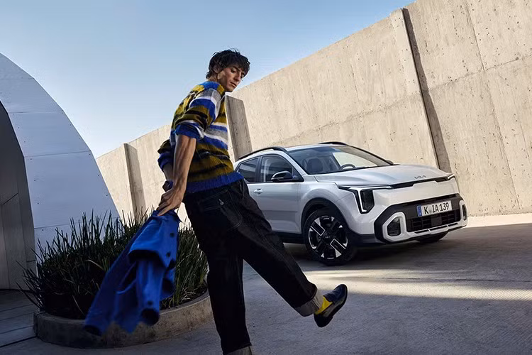 So với lần facelift nhẹ vào năm 2020, mẫu xe Kia Stonic 2026 được làm mới toàn diện cả nội và ngoại thất. Phong cách thiết kế của xe giờ đây đồng bộ hơn với các mẫu mới trong gia đình Kia, như Picanto hay Sportage.