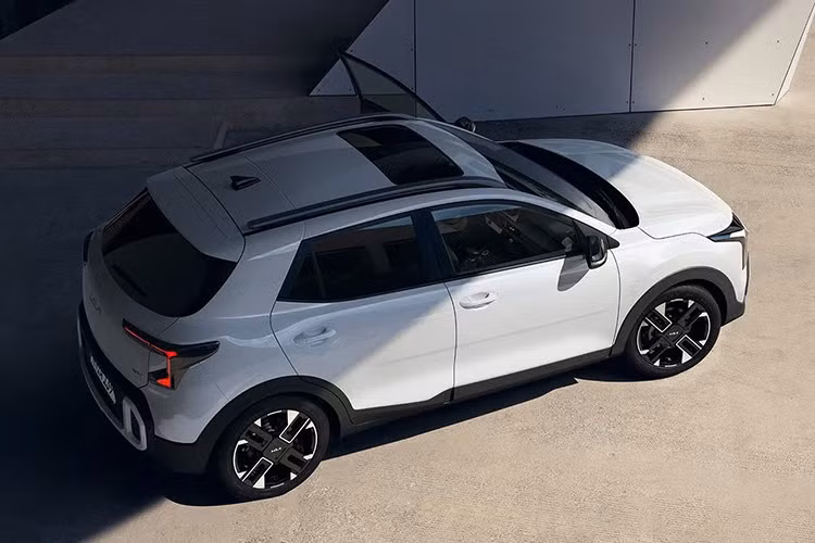 Kích thước của Stonic 2026 vẫn phù hợp với đô thị, với chiều dài 4.165 mm, chiều rộng 1.760 mm, chiều cao 1.500–1.520 mm và chiều dài cơ sở 2.580 mm. Khoang hành lý của xe có dung tích 352 lít, mở rộng lên 1.155 lít khi gập hàng ghế sau, trong khi dung tích bình nhiên liệu đạt 45 lít.