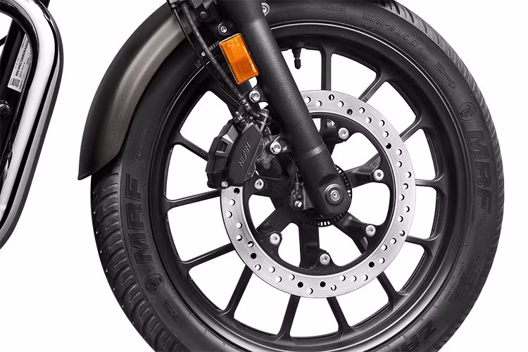 Ngoài ra, mẫu môtô phân khối lớn này còn có những trang bị tiện ích và an toàn đáng chú ý. Theo đó, xe được trang bị hệ thống ly hợp hỗ trợ và chống trượt hai chiều, giúp giảm hiện tượng khóa bánh sau khi về số gấp, đồng thời mang lại cảm giác bóp côn nhẹ nhàng, vận hành mượt mà hơn.