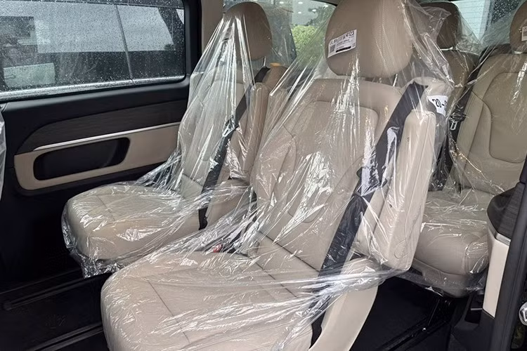 Vô lăng xe 3 chấu thiết kế mới, điều hòa tự động 2 vùng, kính cách nhiệt; hàng ghế trước chỉnh điện, nhớ vị trí, tích hợp sưởi và đèn nội thất 64 màu. Điểm khác biệt rõ rệt nằm ở hàng ghế giữa: bản Avantgarde có hai ghế độc lập tách rời, nhưng không phải loại ghế thương gia chỉnh điện như trên bản AMG. Cả hai bản đều trang bị cửa trượt điện, tăng sự tiện dụng trong di chuyển.