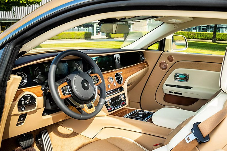 Được trang bị lớp veneer Royal Walnut bóng cao cấp, nội thất còn có bức chân dung khảm Bailey trên thác nước giữa hai hàng ghế sau xa hoa. Phải mất không dưới 4 tháng để hoàn thiện tác phẩm nghệ thuật phức tạp này, với hơn 180 miếng veneer. Chỉ riêng chi tiết phần lưỡi của Bailey cần đến bốn 4 veneer hoàn toàn mới của Rolls-Royce .