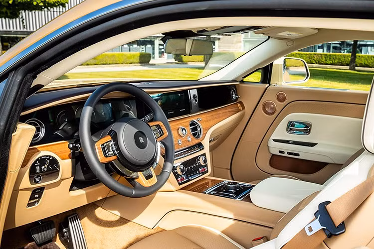 Được trang bị lớp veneer Royal Walnut bóng cao cấp, nội thất còn có bức chân dung khảm Bailey trên thác nước giữa hai hàng ghế sau xa hoa. Phải mất không dưới 4 tháng để hoàn thiện tác phẩm nghệ thuật phức tạp này, với hơn 180 miếng veneer. Chỉ riêng chi tiết phần lưỡi của Bailey cần đến bốn 4 veneer hoàn toàn mới của Rolls-Royce .