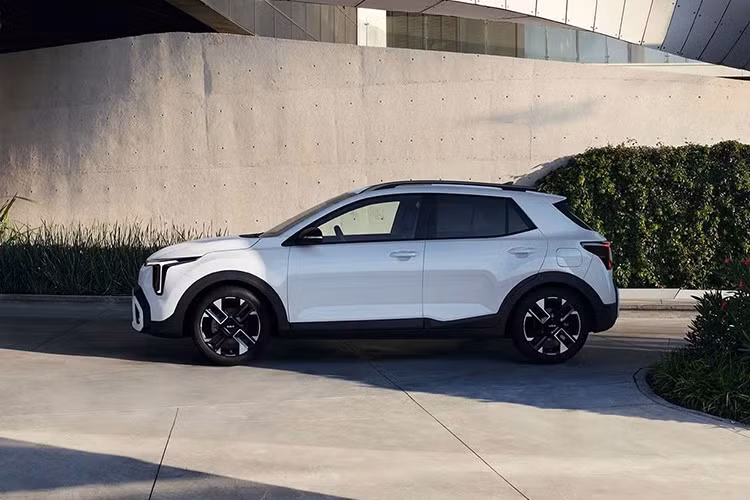 Kia tiếp tục giữ cách tiếp cận đơn giản khi chỉ cung cấp một lựa chọn động cơ xăng tăng áp 1.0L T-GDi. Ở bản Pure, động cơ này cho công suất 98 mã lực, kết hợp với hộp số sàn 6 cấp hoặc ly hợp kép 7 cấp,