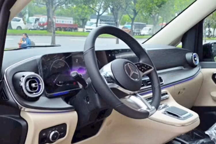 Mercedes-Benz V-Class 2025 được nâng cấp đáng kể về khả năng vận hành. Xe được trang bị động cơ 2.0L tăng áp, cho công suất 231 mã lực và mô-men xoắn cực đại 370 Nm. Động cơ đi kèm hộp số tự động 9 cấp và hệ dẫn động cầu sau. So với bản cũ, động cơ mới mạnh mẽ và linh hoạt hơn, đáp ứng nhu cầu vận hành cả ở đô thị lẫn đường trường.