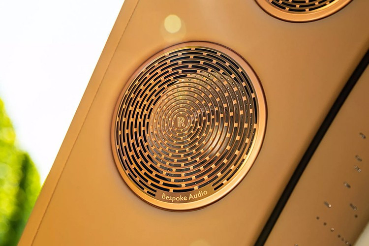 Là một chiếc grand tourer điện hai động cơ với 2+2 chỗ ngồi, Spectre ra mắt vào năm 2023, là mẫu xe điện sản xuất đầu tiên của thương hiệu này, ra mắt tại Thung lũng Napa thay vì một nơi nào đó gần Anh hơn, Spectre nặng gần 3 tấn.