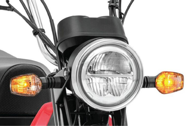 Xe máy TVS XL100 Heavy Duty Alloy 2025 mới được trang bị loạt tính năng mới như đèn pha LED, cổng sạc USB Type-A, công nghệ phun xăng điện tử ETFi giúp cải thiện mức tiêu thụ nhiên liệu lên đến 15%, công tắc ngắt động cơ.