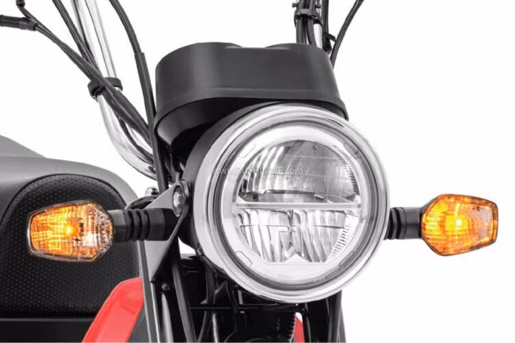 Xe máy TVS XL100 Heavy Duty Alloy 2025 mới được trang bị loạt tính năng mới như đèn pha LED, cổng sạc USB Type-A, công nghệ phun xăng điện tử ETFi giúp cải thiện mức tiêu thụ nhiên liệu lên đến 15%, công tắc ngắt động cơ.