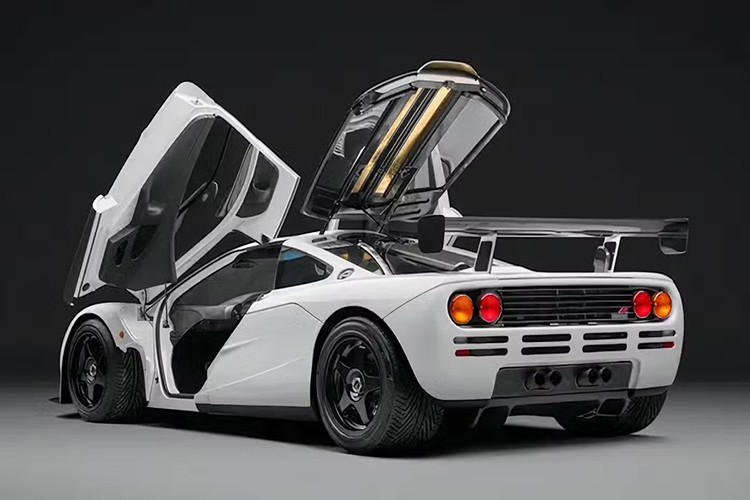 Sử dụng động cơ BMW V12 dung tích 6.0L (6.064 cc) với công suất 627 mã lực trong một thân xe có diện tích mặt trước nhỏ gọn, thành tích lịch sử của tay đua vô địch 24 Hours of Le Mans - Andy Wallace tại Ehra-Lessien vẫn là lần chạy nhanh nhất của một chiếc xe đường phố không tăng áp.