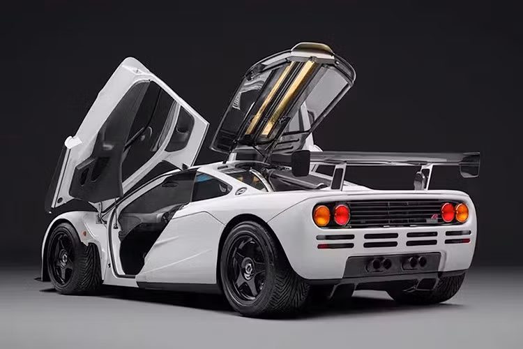 Sử dụng động cơ BMW V12 dung tích 6.0L (6.064 cc) với công suất 627 mã lực trong một thân xe có diện tích mặt trước nhỏ gọn, thành tích lịch sử của tay đua vô địch 24 Hours of Le Mans - Andy Wallace tại Ehra-Lessien vẫn là lần chạy nhanh nhất của một chiếc xe đường phố không tăng áp.