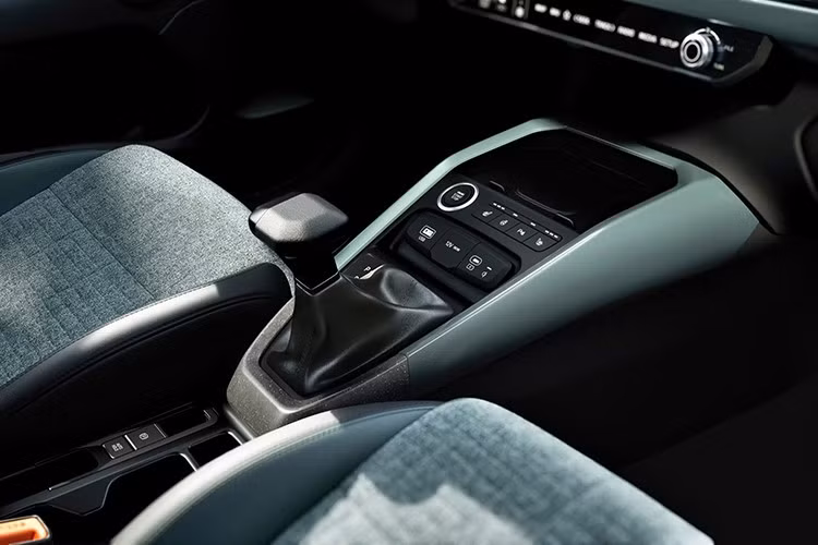 Ngoài ra cảm biến đỗ xe và hệ thống tránh va chạm phía trước đều có mặt trên toàn bộ các phiên bản Kia Stonic 2026. Điểm đáng chú ý là khách hàng chỉ cần trả thêm phí nếu muốn chọn màu sơn, thay vì nhiều gói tùy chọn phức tạp.