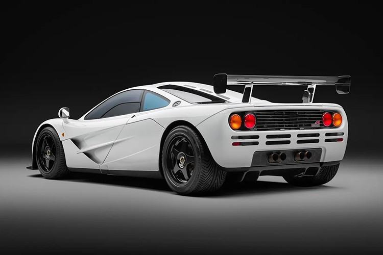 Gordon Murray và đội ngũ thiết kế của McLaren không đặt mục tiêu tạo ra chiếc xe đường phố nhanh nhất thế giới. Họ hướng đến việc trực tiếp ứng dụng công nghệ Công thức 1 (F1) và cấu trúc sợi carbon vào trải nghiệm lái xe tối ưu, loại bỏ những hạn chế và khuyết điểm của các siêu xe đối thủ cùng thời. Kết quả, tốc độ tối đa không giới hạn đạt 391 km/h là thành tựu đáng kinh ngạc, phá vỡ kỷ lục nhờ kỹ thuật tinh xảo trong từng chi tiết của F1.