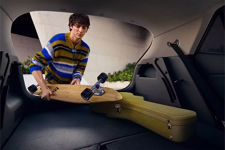 Bản cao cấp hơn sẽ sở hữu cửa sổ trời, đèn nội thất, ghế và vô-lăng sưởi, sạc không dây, màn hình lái kỹ thuật số 12,3 inch cùng gói an toàn nâng cao, hướng đến nhóm khách hàng muốn trải nghiệm công nghệ của một mẫu SUV cỡ lớn trong thân hình gọn gàng.