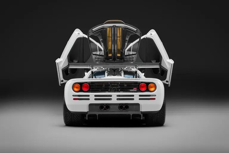 Trước khi đổi màu, bệ cửa xe đã được Michael Schumacher ký tên, với ngày 12/3/1996, hai ngày sau khi nhà vô địch Công thức 1 (F1) hai lần rút lui khỏi Grand Prix Úc, mở đầu mùa giải thi đấu đầu tiên của anh với Ferrari. Sau lần sơn lại năm 2007, xe được ký bởi một nhà vô địch thế giới 7 lần, tại khoang hành lý bên trái vẫn mang chữ ký của cựu tay đua McLaren Sir Lewis Hamilton.