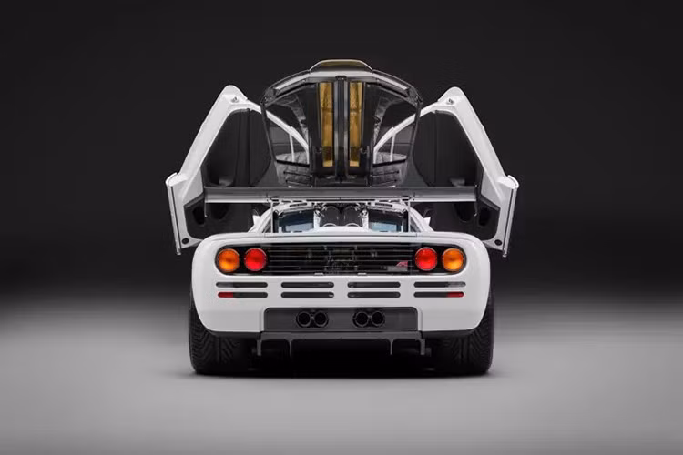 Trước khi đổi màu, bệ cửa xe đã được Michael Schumacher ký tên, với ngày 12/3/1996, hai ngày sau khi nhà vô địch Công thức 1 (F1) hai lần rút lui khỏi Grand Prix Úc, mở đầu mùa giải thi đấu đầu tiên của anh với Ferrari. Sau lần sơn lại năm 2007, xe được ký bởi một nhà vô địch thế giới 7 lần, tại khoang hành lý bên trái vẫn mang chữ ký của cựu tay đua McLaren Sir Lewis Hamilton.