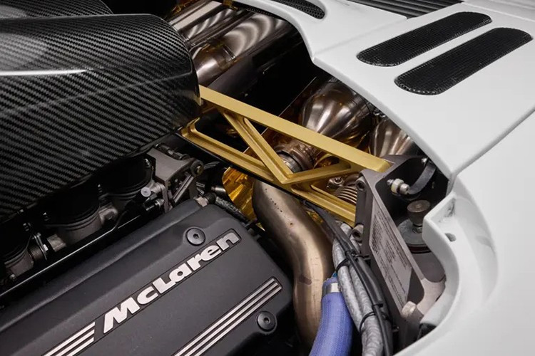 Vào thời điểm cải tiến, chassis 014 là chiếc cuối cùng trong số 8 chiếc F1 được trang bị Bộ tăng lực ép xuống. Các thay đổi ngoại thất khác gồm: đèn pha mới, hệ thống ống xả nâng cấp, mâm năm chấu kiểu GTR sơn đen do OZ Racing chế tạo.