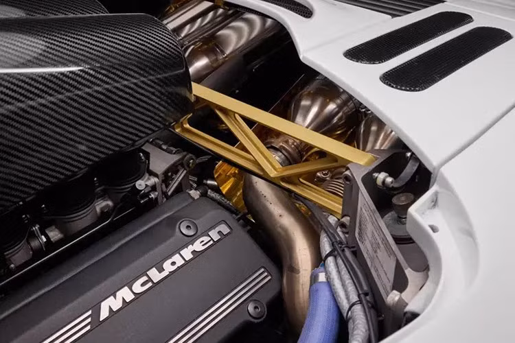 Vào thời điểm cải tiến, chassis 014 là chiếc cuối cùng trong số 8 chiếc F1 được trang bị Bộ tăng lực ép xuống. Các thay đổi ngoại thất khác gồm: đèn pha mới, hệ thống ống xả nâng cấp, mâm năm chấu kiểu GTR sơn đen do OZ Racing chế tạo.