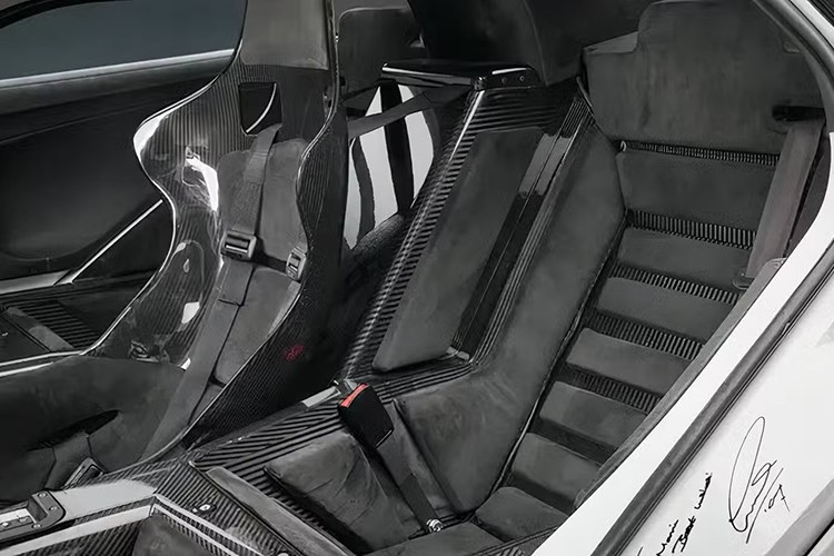 Trong số chỉ 64 chiếc F1 phiên bản đường phố được sản xuất, chiếc xe được rao bán có số thứ tự 014. Màu sắc ngoại thất ban đầu là Vàng Titan (Titanium Yellow) tươi sáng trên nội thất bọc da màu Đen và Alcantara. Chủ nhân là Hoàng gia Brunei và sau đó xe được xuất sang Vương quốc Anh.