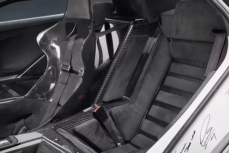 Trong số chỉ 64 chiếc F1 phiên bản đường phố được sản xuất, chiếc xe được rao bán có số thứ tự 014. Màu sắc ngoại thất ban đầu là Vàng Titan (Titanium Yellow) tươi sáng trên nội thất bọc da màu Đen và Alcantara. Chủ nhân là Hoàng gia Brunei và sau đó xe được xuất sang Vương quốc Anh.