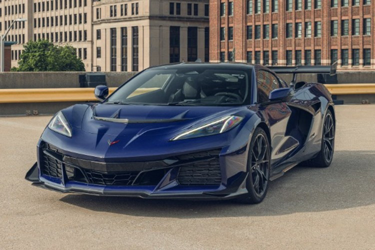 Chevrolet Corvette ZR-1 ﻿Điểm nhấn lớn nhất của bảng xếp hạng chính là sự xuất hiện của Corvette ZR-1 – mẫu xe duy nhất không điện hóa. Xe sở hữu khối động cơ V8 5.5L tăng áp kép cho công suất “khủng” 1.064 mã lực, cùng hai bộ turbo cỡ lớn nhất từng gắn trên xe thương mại. Đây không chỉ là minh chứng cho tiềm năng của động cơ đốt trong, mà còn như lời khẳng định rằng xăng dầu vẫn có chỗ đứng, ít nhất là trong phân khúc siêu xe đỉnh cao.