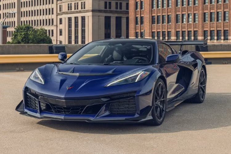Chevrolet Corvette ZR-1 ﻿Điểm nhấn lớn nhất của bảng xếp hạng chính là sự xuất hiện của Corvette ZR-1 – mẫu xe duy nhất không điện hóa. Xe sở hữu khối động cơ V8 5.5L tăng áp kép cho công suất “khủng” 1.064 mã lực, cùng hai bộ turbo cỡ lớn nhất từng gắn trên xe thương mại. Đây không chỉ là minh chứng cho tiềm năng của động cơ đốt trong, mà còn như lời khẳng định rằng xăng dầu vẫn có chỗ đứng, ít nhất là trong phân khúc siêu xe đỉnh cao.