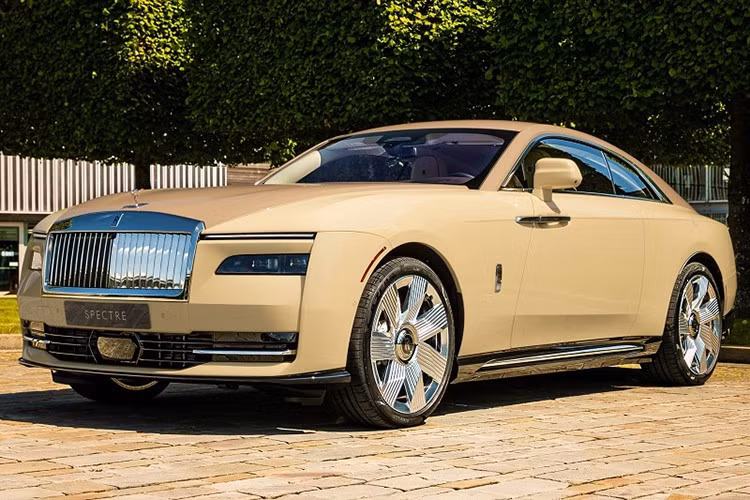 Thoạt nhìn, chiếc Rolls-Royce Spectre không phát khí thải này có vẻ chỉ là một chiếc Spectre sở hữu màu sơn hiếm thấy trên những chiếc Rolls-Royce ngày nay. Tuy nhiên, điều quan trọng nằm ở câu chuyện của chiếc xe được cho ra đời, cũng như những dấu ấn chi tiết ở ngoại thất và nội thất.