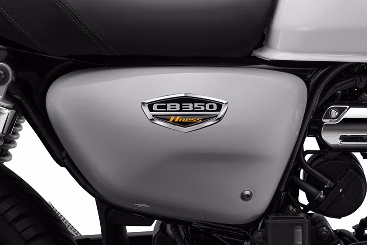 Honda CB350 H’ness 2025 sở hữu bình xăng lớn bo tròn hai bên, yên phẳng, logo CB được thiết kế dập nổi trên thân xe và vành đúc 14 chấu kết hợp lốp không săm to bản.