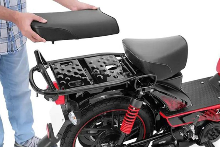 Việc áp dụng vành hợp kim không chỉ mang lại diện mạo hiện đại hơn mà còn cho phép sử dụng lốp không săm, giúp nâng cao đáng kể mức độ an toàn và độ bền, đồng thời giảm thiểu rủi ro trong quá trình vận hành hàng ngày. Cả hai bánh đều sử dụng lốp kích thước 2.50-16 6PR 41L.